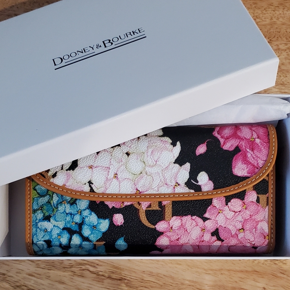 New Dooney & Bourke Black Hydrangea Checkbook Wallet